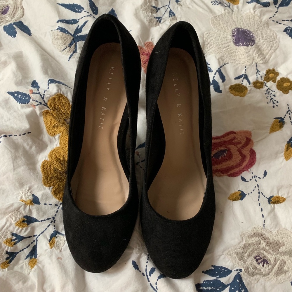 Black Suede Pumps with Round Toe